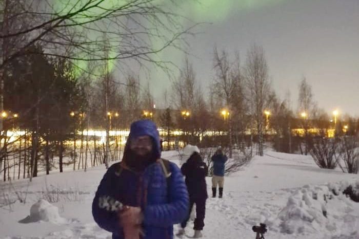 Photo de Nico handi Routard devant une aurore boréale en Finlande