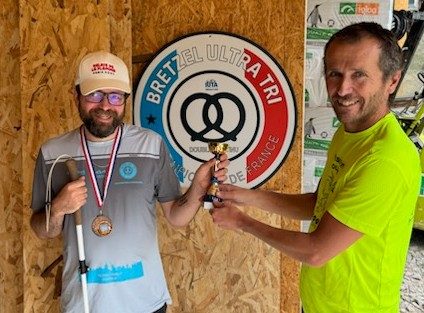 Audiodesk : Laurent Quignette remet à Nico handi Routard la coupe du coureur le plus combatif.