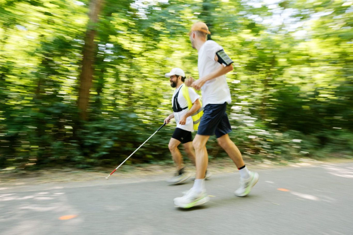 Photo de Nico en train de courir, canne blanche en main sur le parcours de Colmar